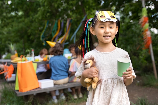 Foto gratuita bambino che si diverte alla festa nella giungla