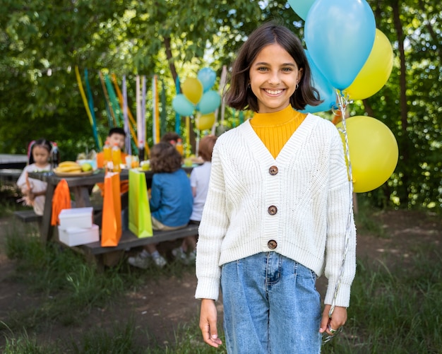 Foto gratuita bambino che si diverte alla festa nella giungla