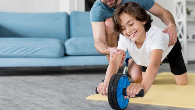 Kid e suo padre fanno sport a casa