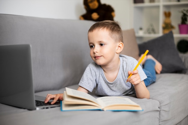 Free photo kid learning how to draw