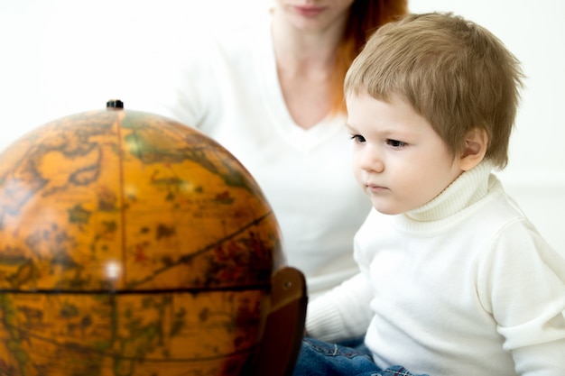 Ребенок смотрит на земную планету