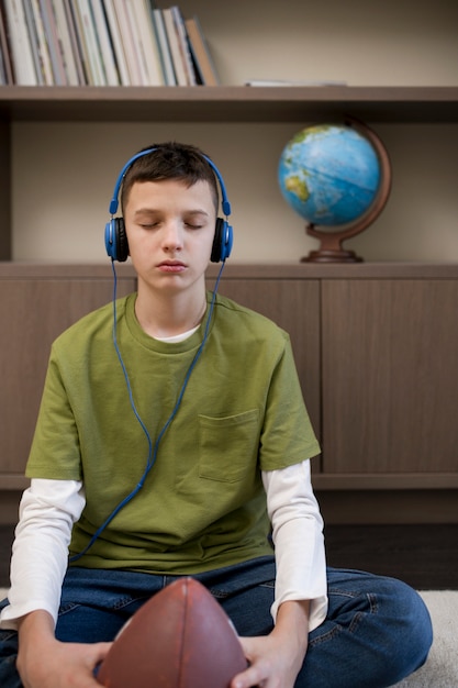 Free photo kid meditating and focusing