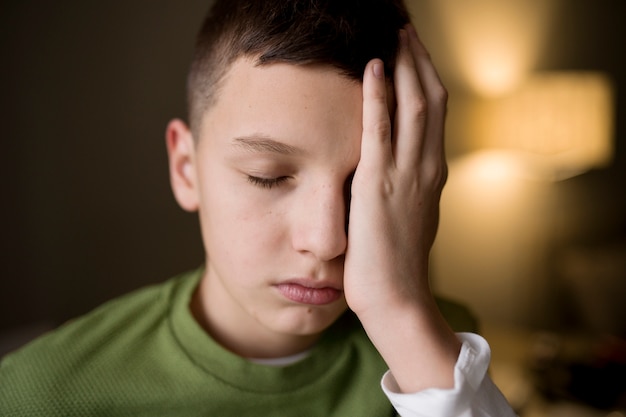 Foto gratuita bambino che medita e si concentra