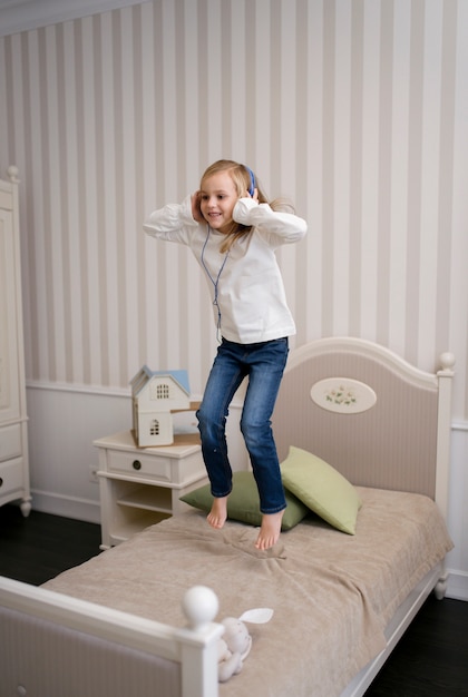 Foto gratuita bambino che medita e si concentra