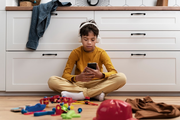 Foto gratuita bambino che gioca in una casa sporca