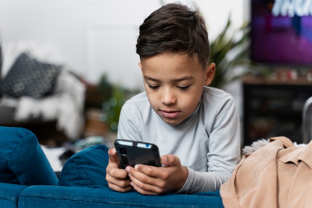 Bambino che gioca in una casa sporca