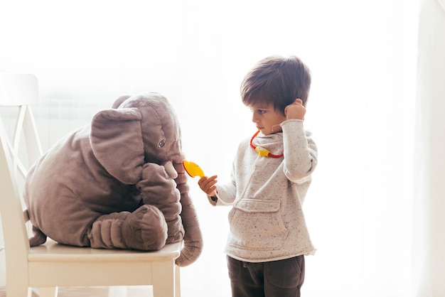 Free photo kid playing doctor