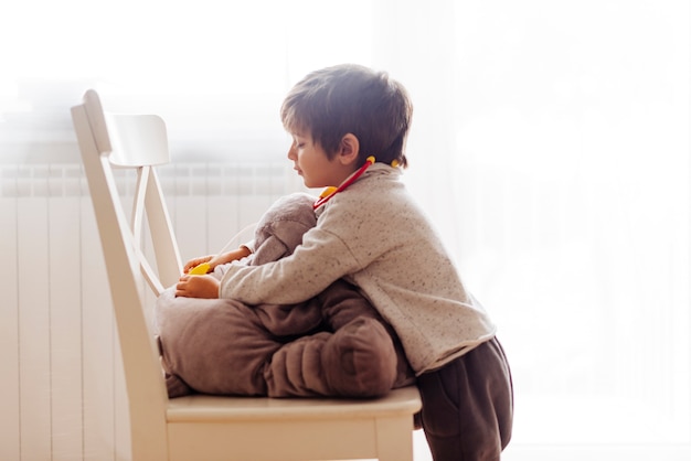 Free photo kid playing doctor