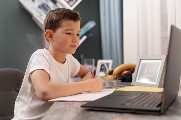 彼の部屋で遊んでいる子供