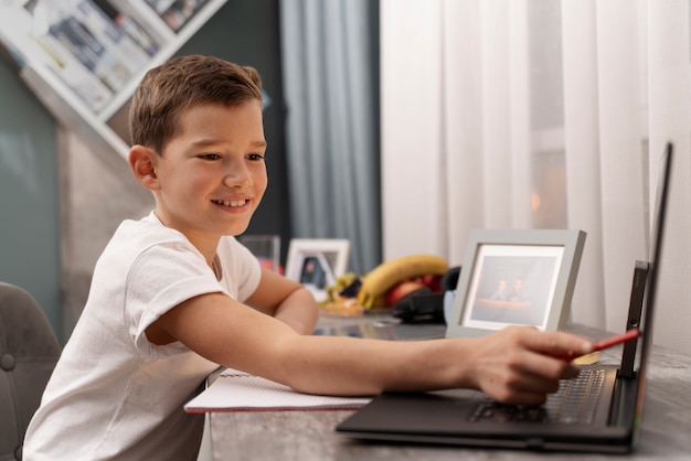 彼の部屋で遊んでいる子供