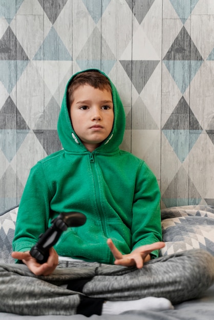 Free photo kid playing in his room