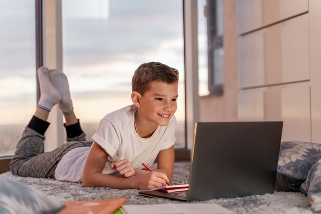 彼の部屋で遊んでいる子供