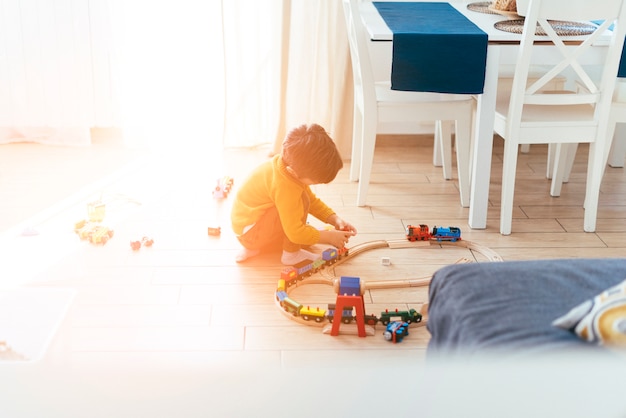 Free photo kid playing at home