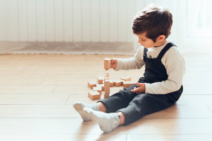 Free Photo kid playing at home