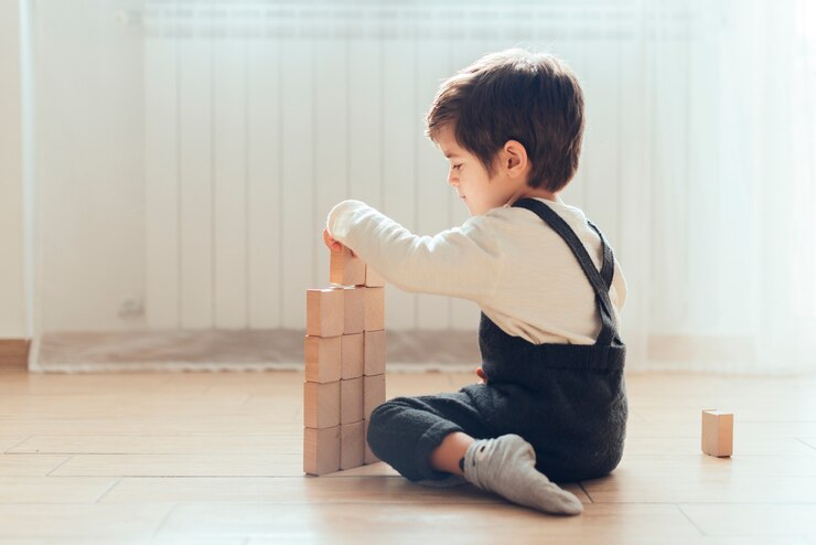 Free Photo kid playing at home