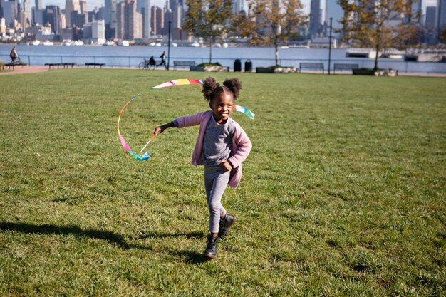 Бесплатное фото Ребенок играет на открытом воздухе в парке
