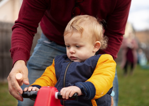 Foto gratuita bambino che gioca all'aperto nel parco