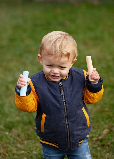 Foto gratuita bambino che gioca all'aperto nel parco