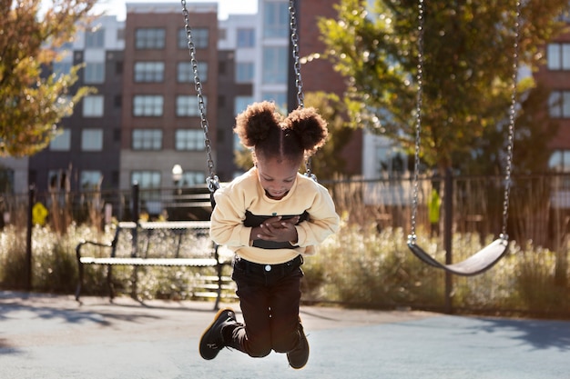 Bambino che gioca all'aperto nel parco