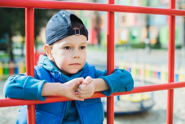 遊び場で外で遊んでいる子供