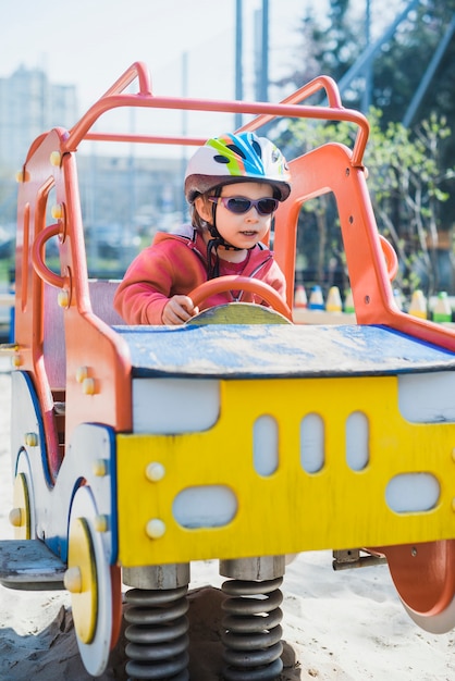 遊び場で外で遊んでいる子供