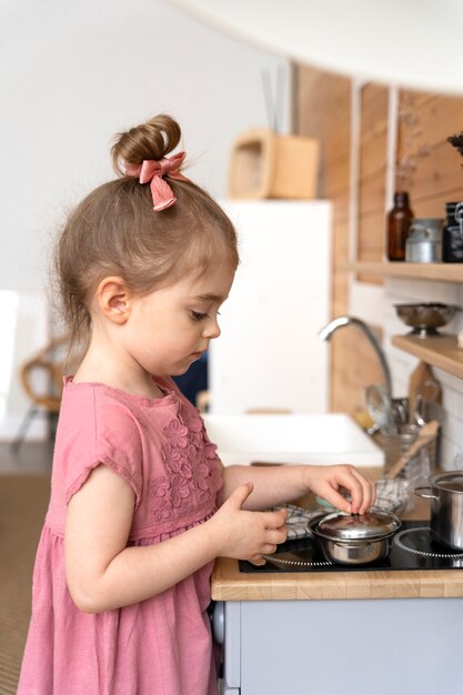 彼らの部屋で遊んでいる子供