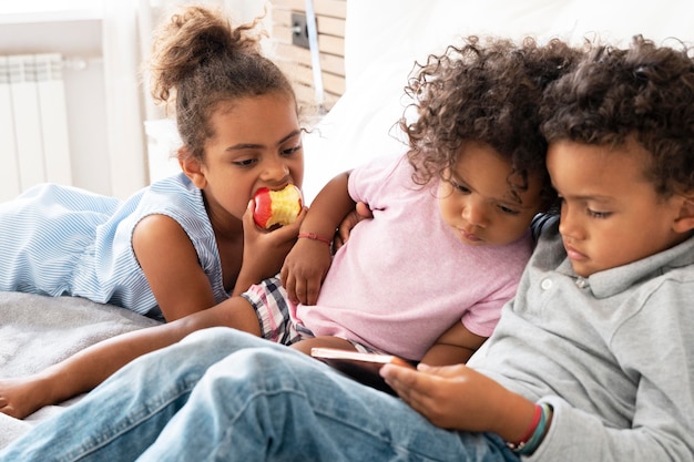 Foto gratuita bambino che gioca insieme al telefono