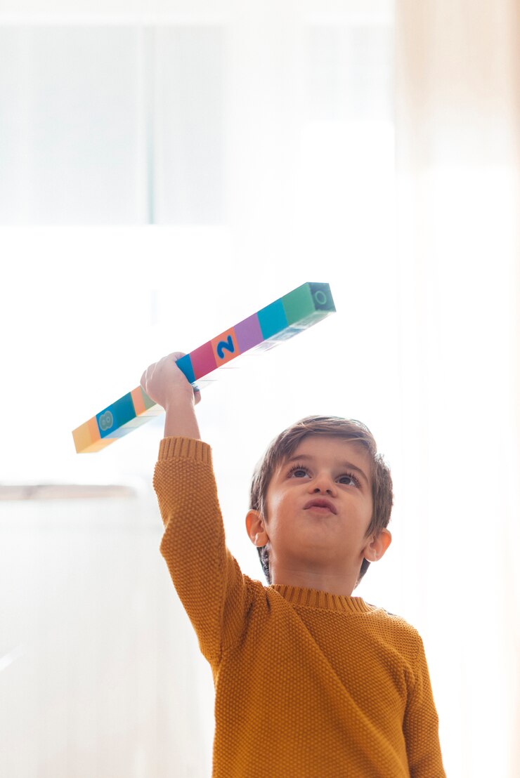 Free Photo kid playing with cubes