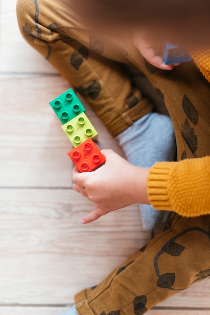 Free photo kid playing with cubes