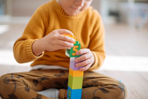 Малыш играет с кубиками