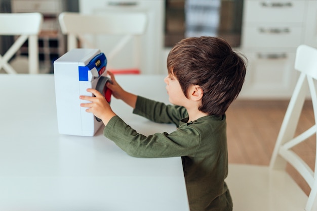 Foto gratuita bambino che gioca con il puzzle