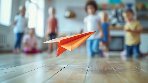 Foto gratuita ragazzo che gioca con un aereo di carta