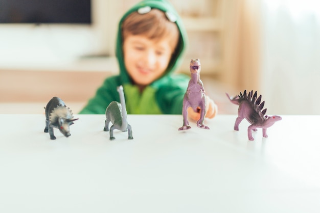 おもちゃの恐竜と遊ぶ子供