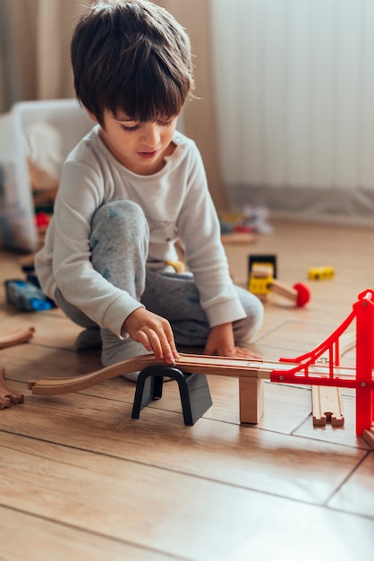 Bambino che gioca con trenino