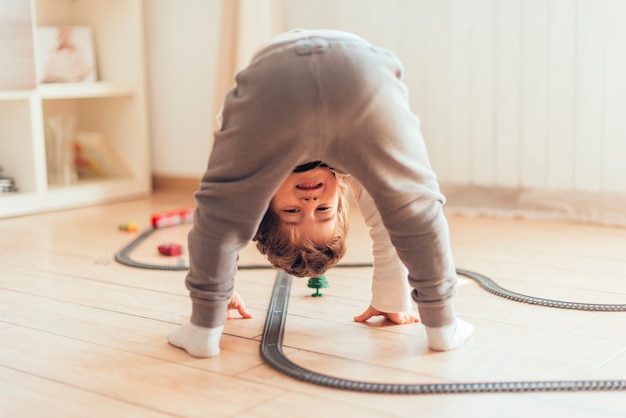 Foto gratuita bambino che gioca con trenino