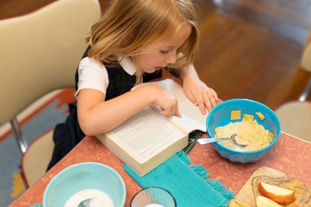 学校の初日の準備をしている子供