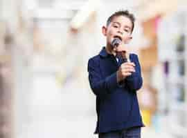 Free photo kid singing with blurred background