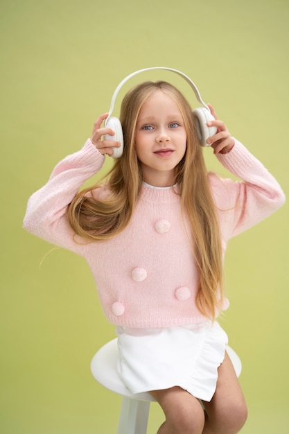 Foto gratuita ritratto in studio di bambino isolato