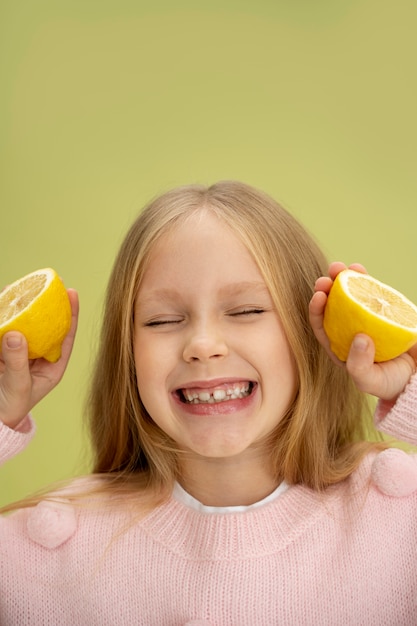 Foto gratuita ritratto in studio di bambino isolato