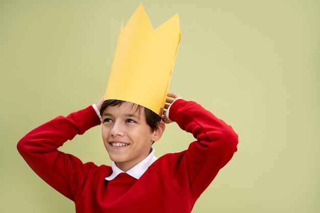 Foto gratuita ritratto in studio di bambino isolato