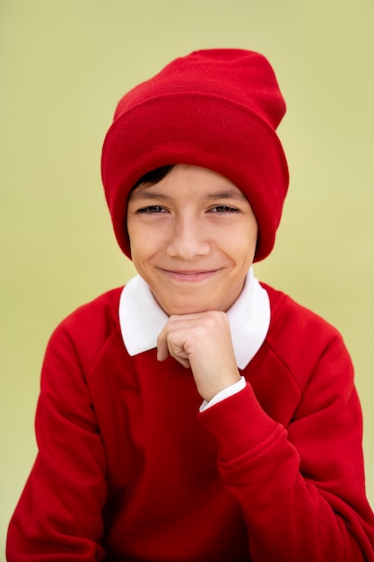 Foto gratuita ritratto in studio di bambino isolato