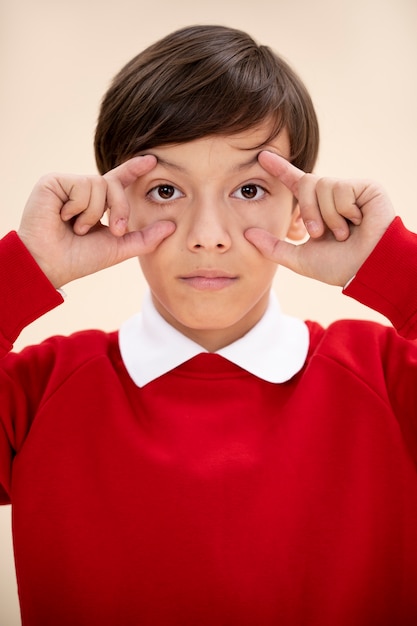 Foto gratuita ritratto in studio di bambino isolato