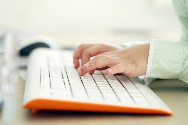 Kid typing in a keyboard