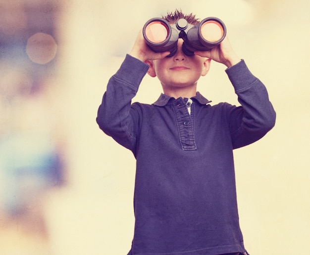 Free photo kid using a binoculars