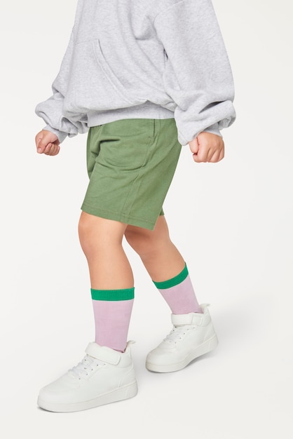 Free photo kid wearing gray sweatshirt white sneakers