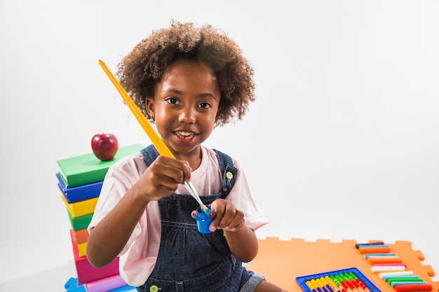 Free photo kid with brush and paint in studio