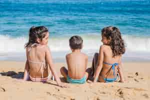 Foto gratuita bambini in spiaggia