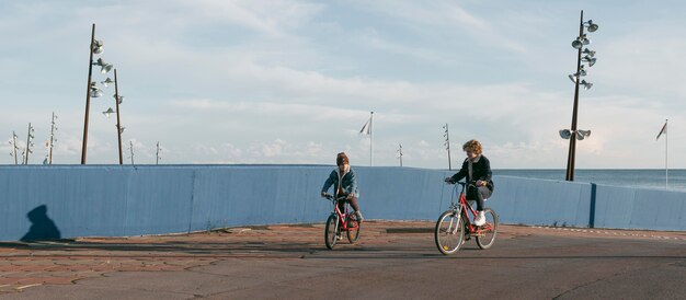 Дети на велосипедах на открытом воздухе весело