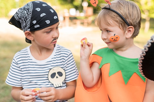 ハロウィーンの屋外を祝う子供