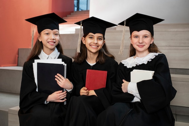 Foto gratuita bambini che festeggiano la laurea all'asilo